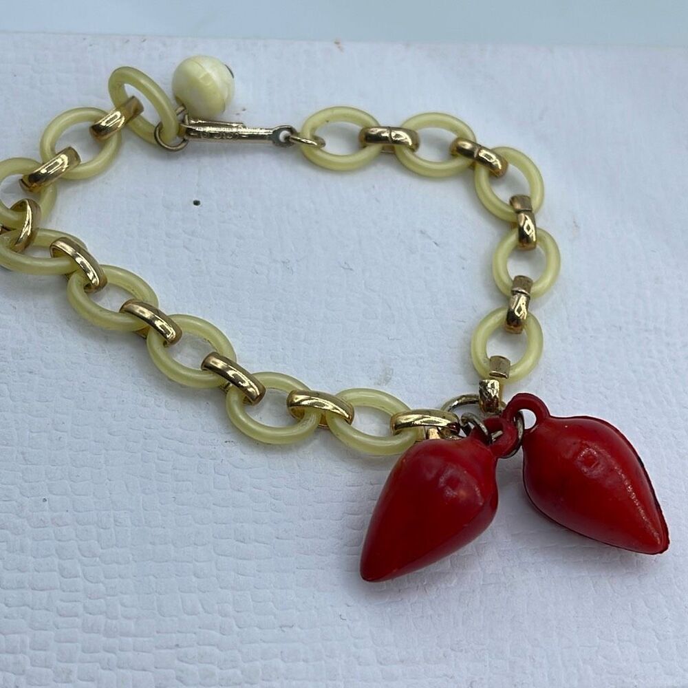 Vintage Coro bracelet with acrylic chain hook clasp 7.5” long.